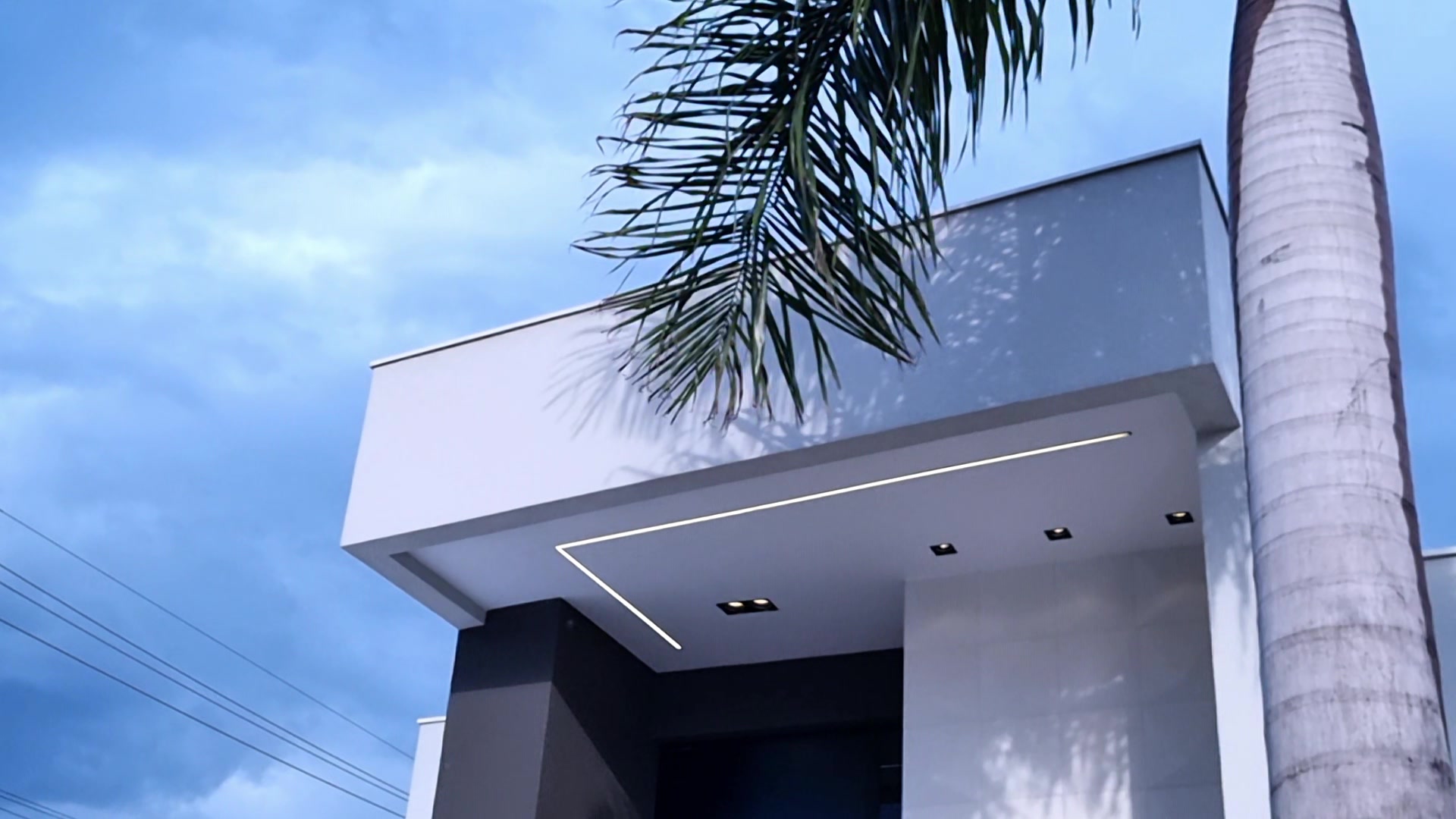 Projeto residencial Helo House da Prime Arquitetura em Sorocaba — fachada com iluminação arquitetônica em strip lighting